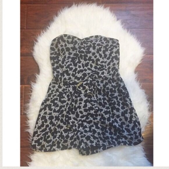 ✨ EXPRESS RUFFLE FRONT ROMPER✨ - Picture 2 of 4